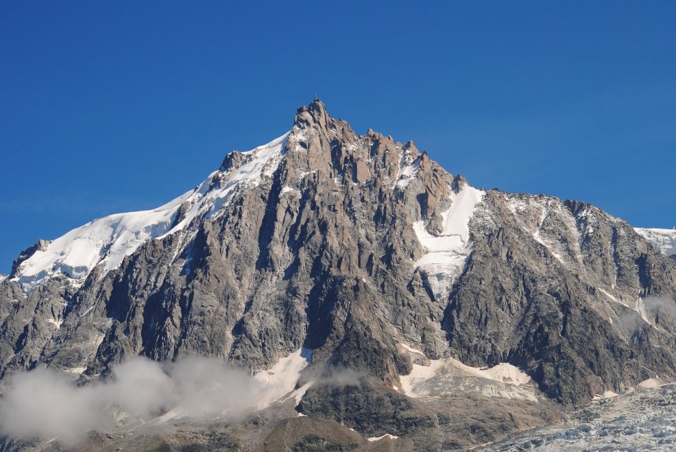 Canicula produce efecte în zonele înalte din Alpi. Turiștii sunt sfătuiți să evite drumețiile în masivul Mont Blanc. Ce se întâmplă acolo