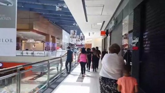 Incendiul la mall a fost stins. 1.500 de oameni au fost evacuați - VIDEO
