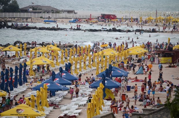 Un copil de cinci ani înecat în Mamaia a fost resuscitat şi salvat de doi angajaţi SMURD aflaţi în concediu, la plajă