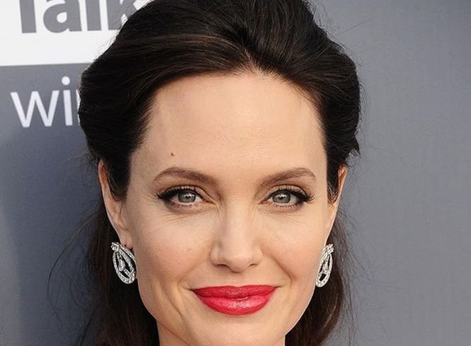 Angelina Jolie îl acuză pe Brad Pitt că nu plătește pensia alimentară
