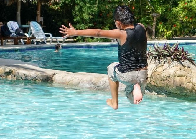 Atenție! Medicii transmit avertismente dure amatorilor de salturi în piscină