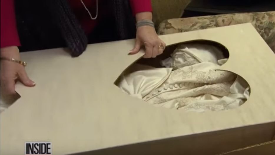 După 30 de ani de la nuntă, a desfăcut cutia în care se afla rochia de mireasă. Nu i-a venit să creadă ce vede: „Nu se poate așa ceva!” (GALERIE FOTO+VIDEO) 