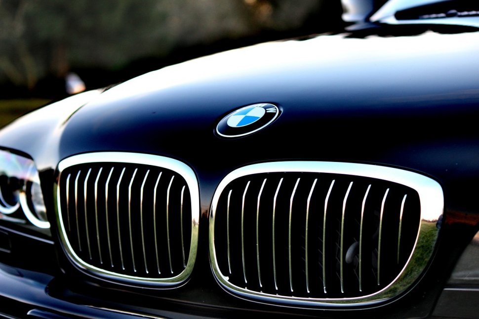 Motivul pentru care BMW recheamă în service peste 300.000 de mașini