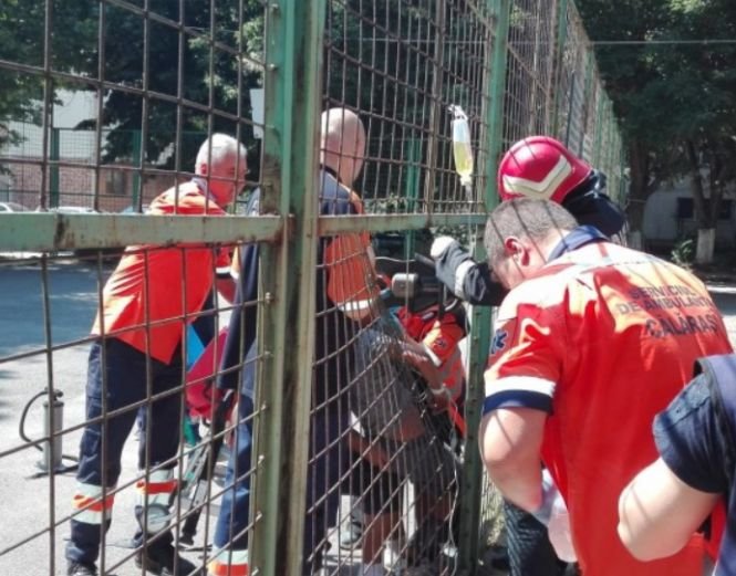 Situaţie şocantă la Călăraşi. Un copil a rămas blocat într-un gard din metal, la un loc de joacă 