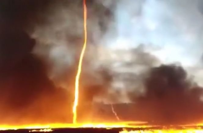 Incendiu uriaș de tip tornadă, izbucnit într-o fabrică din Marea Britanie. Flăcările s-au înălţat la peste 15 metri - VIDEO