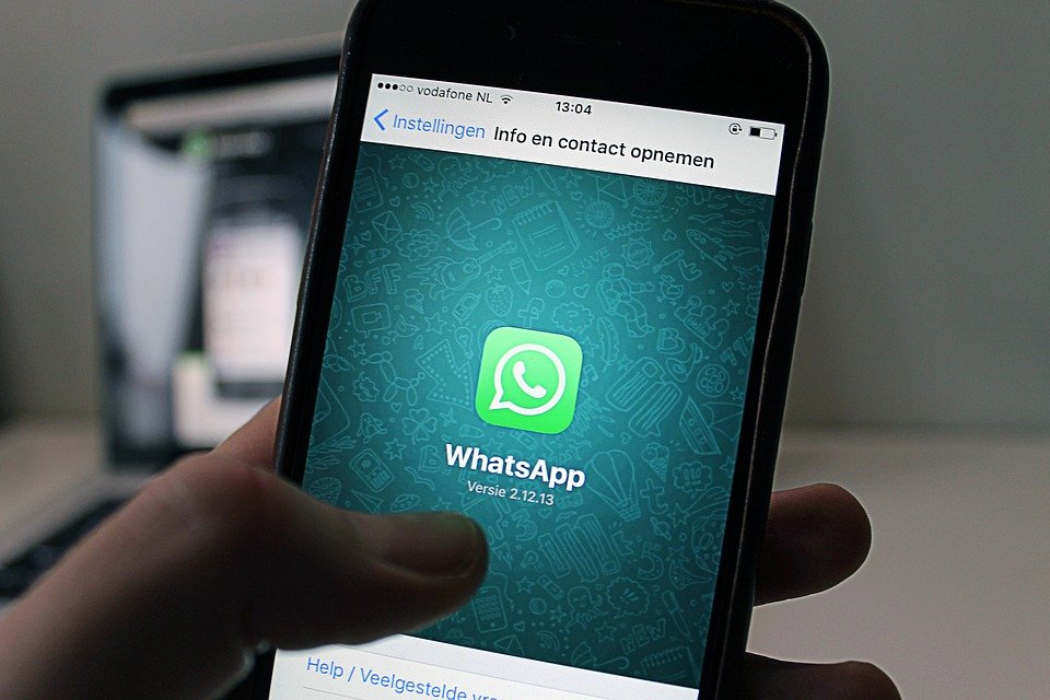Mare atenție cu aplicația Whatsapp. Hackerii pot trimite mesaje în numele tău