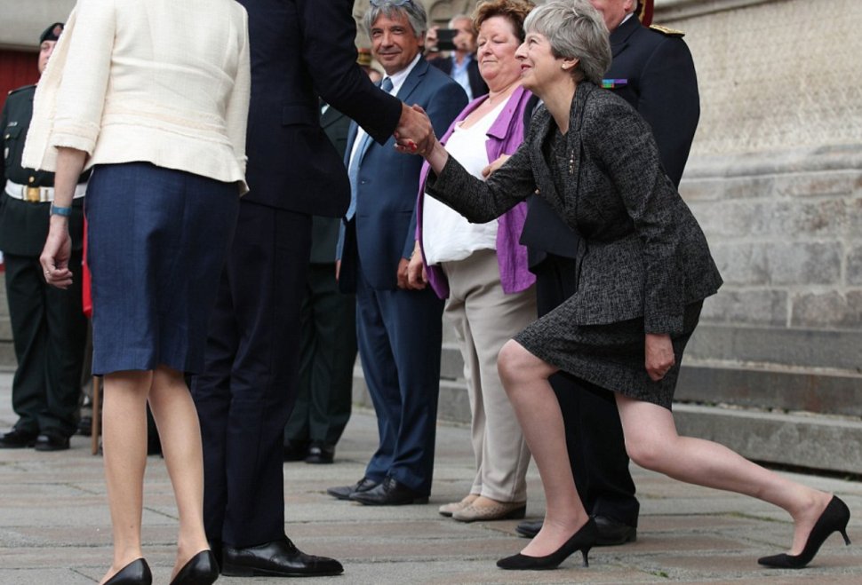 Moment stânjenitor. Iată ce reverență ciudată a făcut Theresa May în fața Prințului William