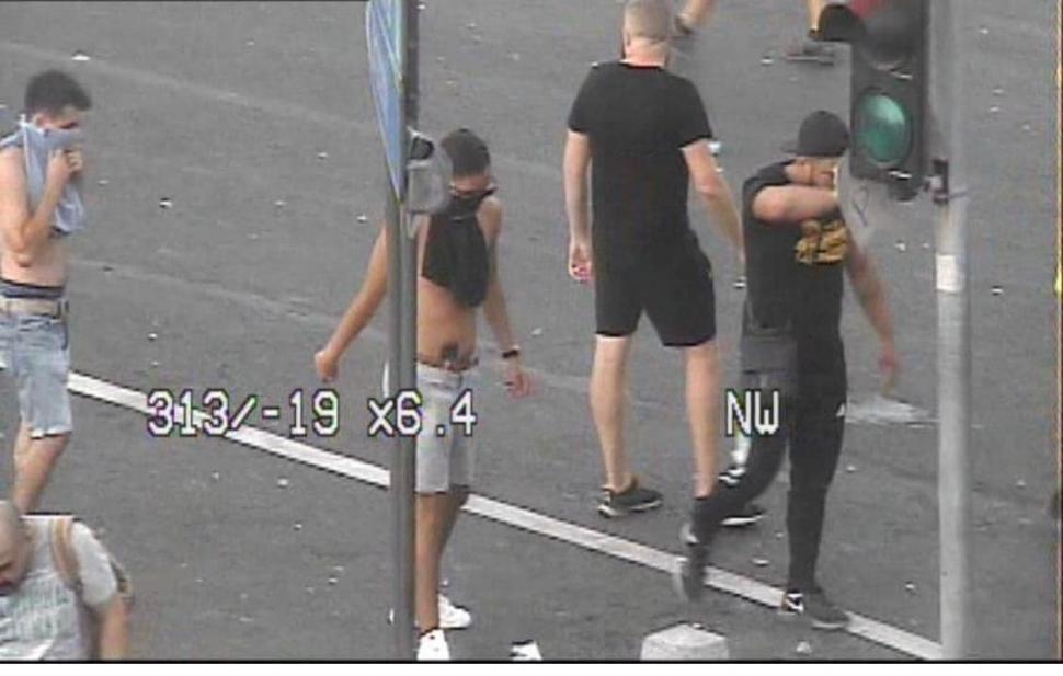 PROTEST DIASPORA. Ultrașii sunt în Piață. Imagini cu agresorii 544519