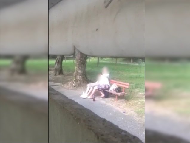 Scene șocante într-un parc din Dej. Doi pensionari s-au lăsat duși de val pe o bancă, în văzul lumii 