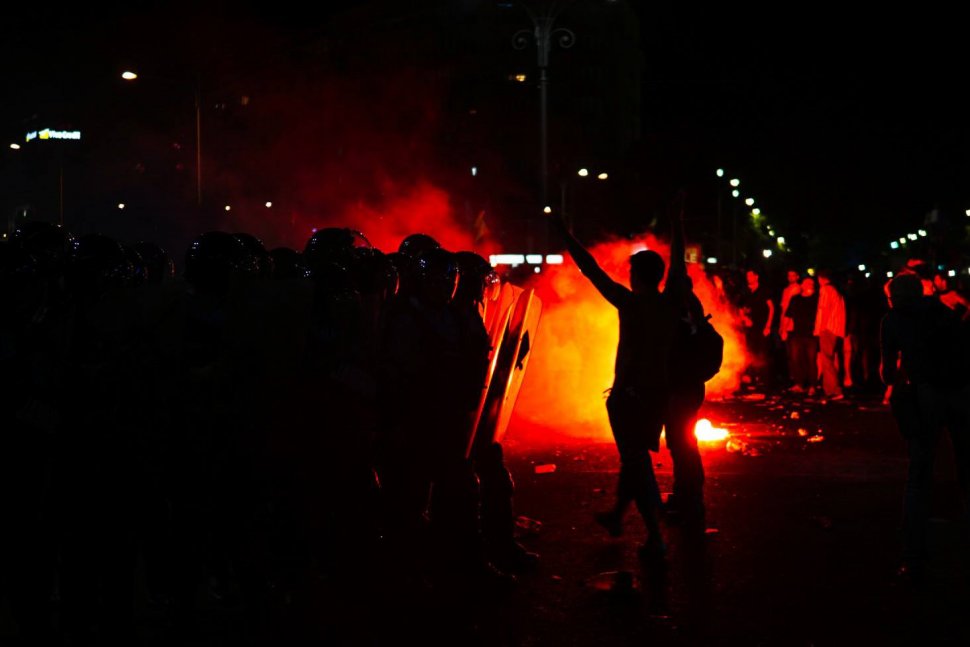 PROTEST DIASPORA. Violențele s-au prelungit până târziu în noapte. Sute de răniți