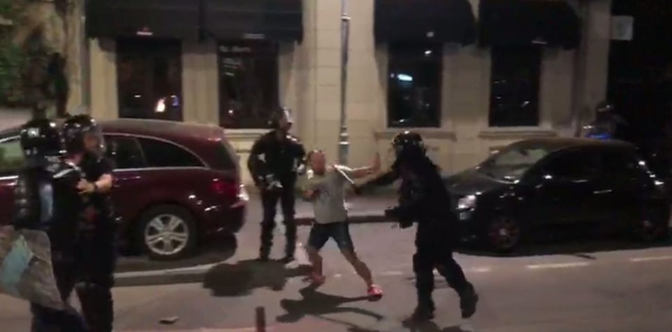 Un protestatar aparent pașnic, care mergea cu mâinile ridicate, lovit de un jandarm - VIDEO