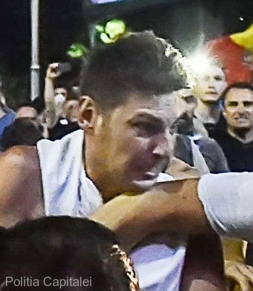 Poliţia Capitalei, apel pentru identificarea unui bărbat implicat în agresarea a doi jandarmi în Piaţa Victoriei (FOTO)  544730