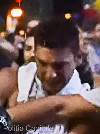 Poliţia Capitalei, apel pentru identificarea unui bărbat implicat în agresarea a doi jandarmi în Piaţa Victoriei (FOTO)  544731