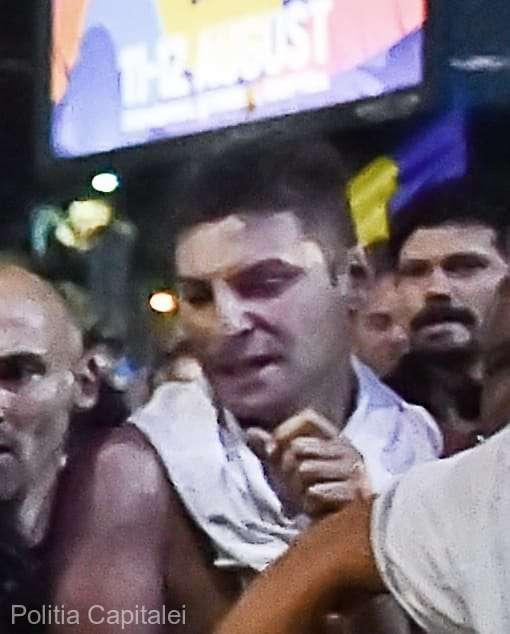 Poliţia Capitalei, apel pentru identificarea unui bărbat implicat în agresarea a doi jandarmi în Piaţa Victoriei (FOTO)  544732