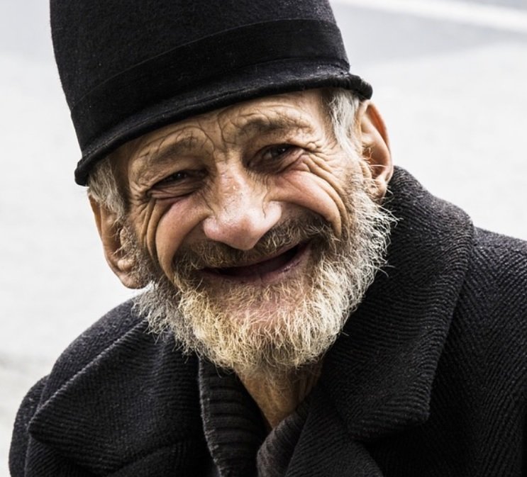 Un om bogat a văzut un bătrânel sărac. L-a întrebat de ce zâmbește dacă nu are nimic pe această lume. Răspunsul te va copleși