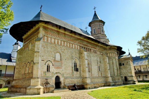 Lespezile unei alei a Mănăstirii Neamț s-au ridicat inexplicabil. Descoperirea cutremurătoare făcută de călugări 