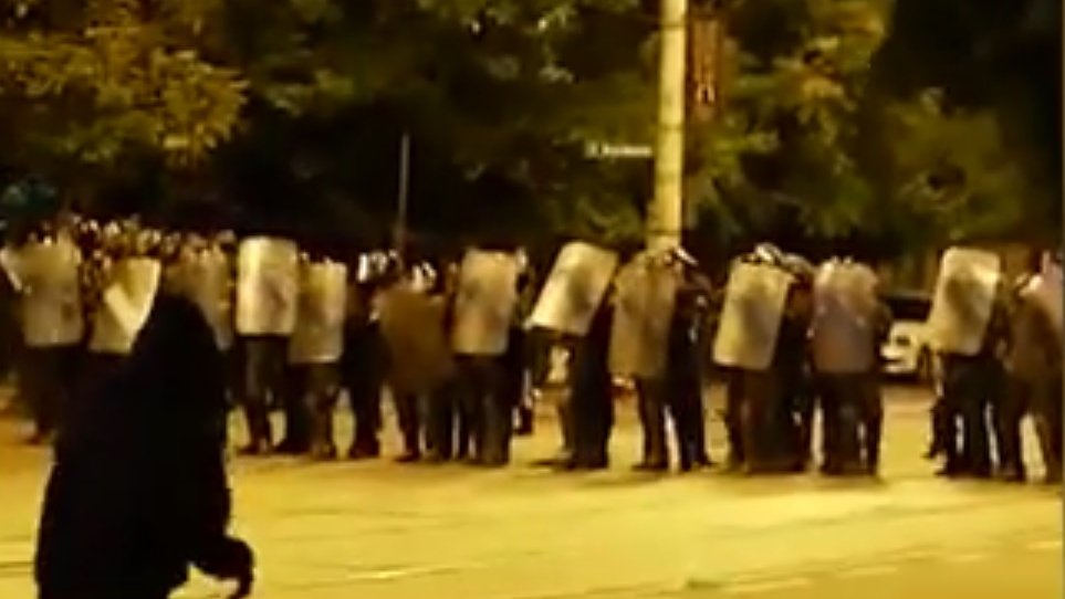Noi imagini de la proteste. Mai mulți bărbați, filmați în timp ce pregăteau sticle incendiare - VIDEO