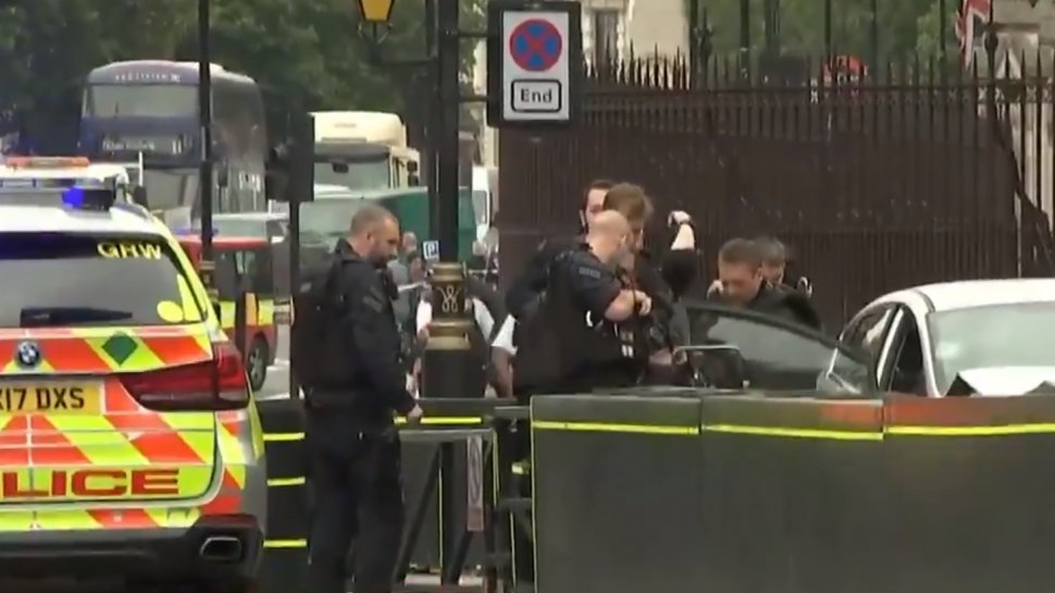 Alertă de securitate în Marea Britanie! O maşină a intrat în Parlament - VIDEO