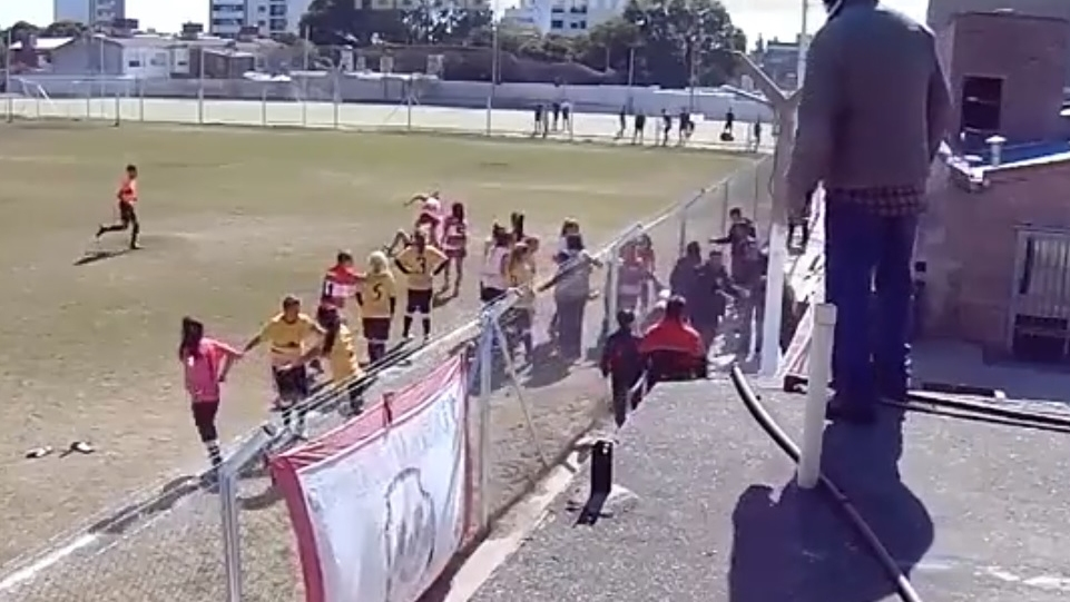 Bătaie pe teren la un meci de fotbal feminin. Patru jucătoare au ajuns la spital - VIDEO