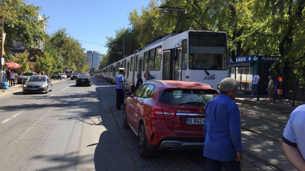 Haos în București! Tramvaie blocate din cauza unei șoferițe care a parcat prost