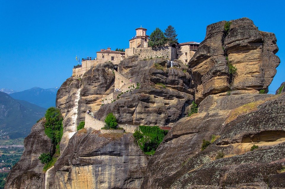 Are și România „Meteorele” ei: Sfintele mănăstiri Arnota şi Vârful Romani