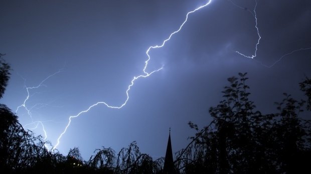 Avertizare meteo! Cod portocaliu de ploi torențiale și descărcări electrice în mai multe zone din țară