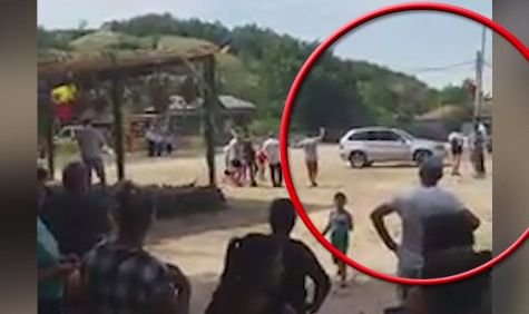 Cinci copii răniți într-un parc din Galați. Un șofer beat a intrat cu mașina în ei. Întreaga scenă a fost filmată (VIDEO)