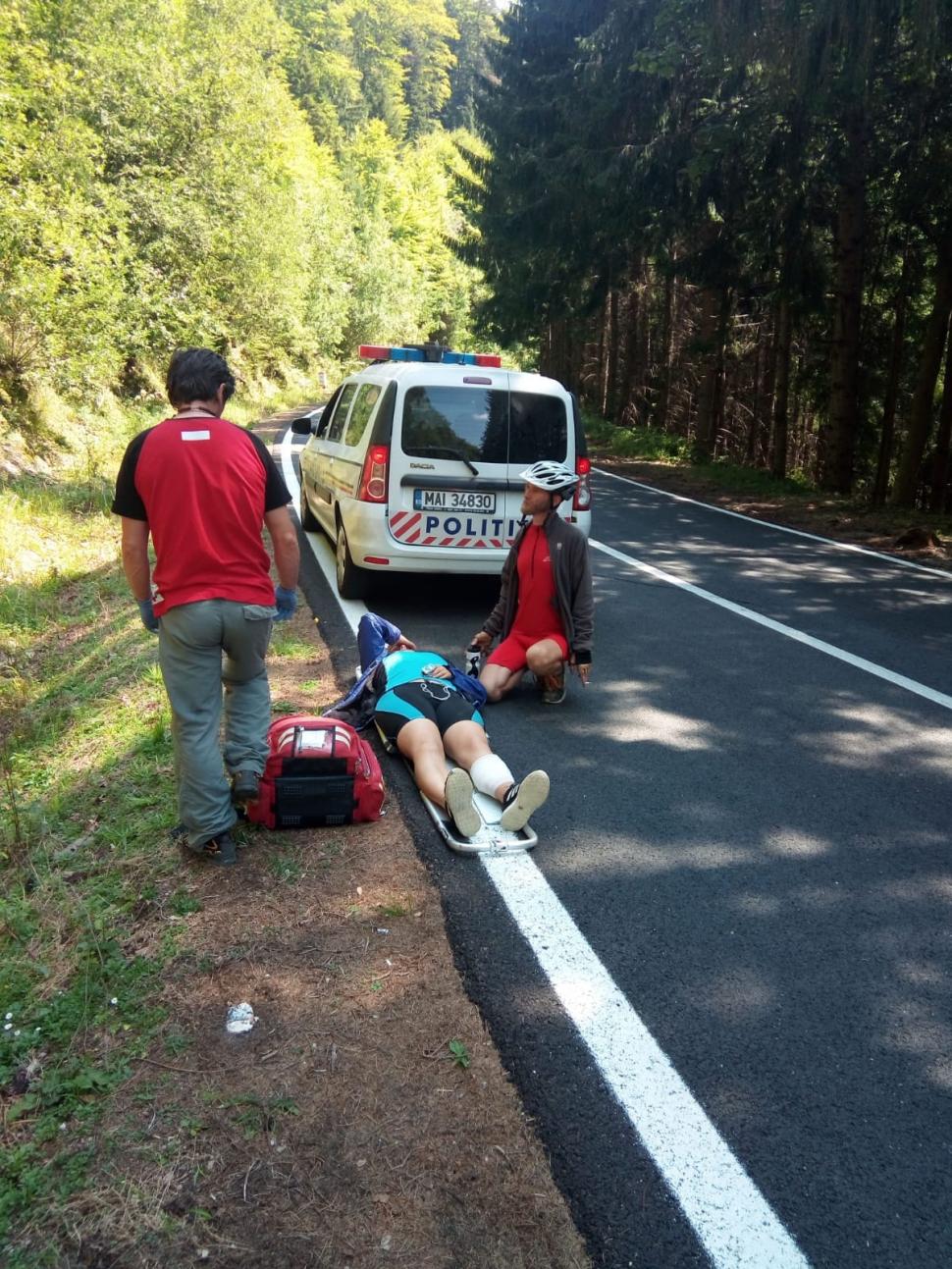 O tânără din Lituania, aflată pe bicicletă, a fost lovită de o mașină pe Transfăgărășan. Turista a fost lăsată inconștientă, iar șoferul a fugit - FOTO 545320