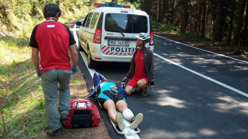 O tânără din Lituania, aflată pe bicicletă, a fost lovită de o mașină pe Transfăgărășan. Turista a fost lăsată inconștientă, iar șoferul a fugit - FOTO