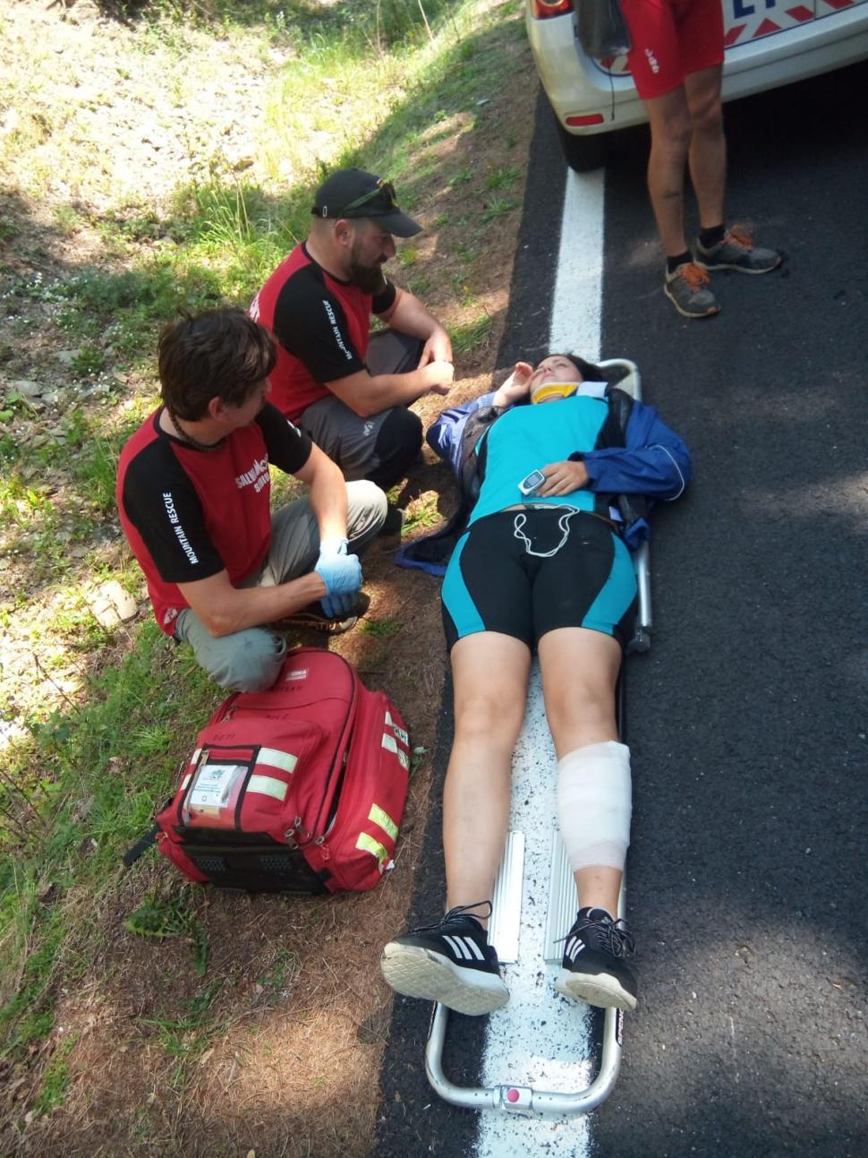 O tânără din Lituania, aflată pe bicicletă, a fost lovită de o mașină pe Transfăgărășan. Turista a fost lăsată inconștientă, iar șoferul a fugit - FOTO 545322