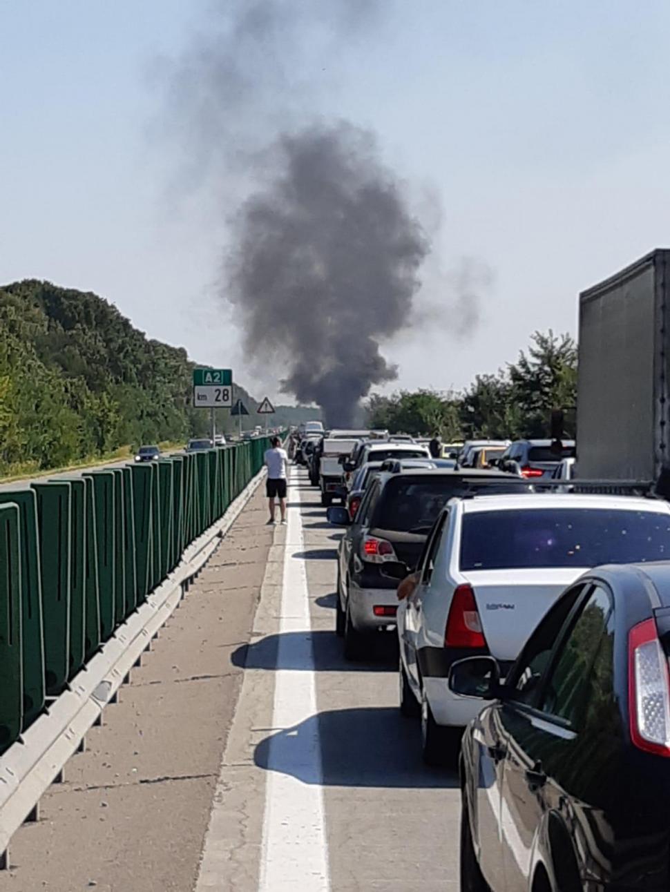 Autostrada Soarelui a fost blocată, după ce o mașină a luat foc - FOTO 545454