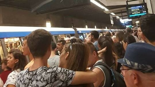 Clipe de panică la metrou. Evacuare la stația Piața Unirii, din cauza unui atac cu o substanţă chimică