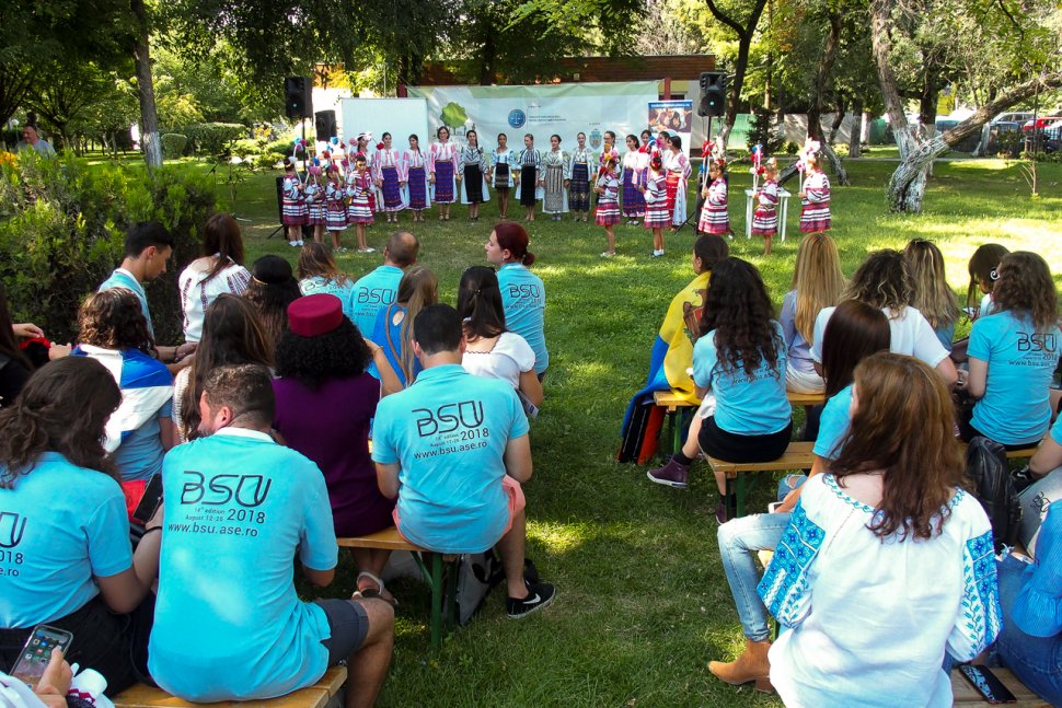 ”Global Village” în Grădina Valorilor Românești. Copiii talentați de la Horezu au ridicat întreaga lume în picioare!