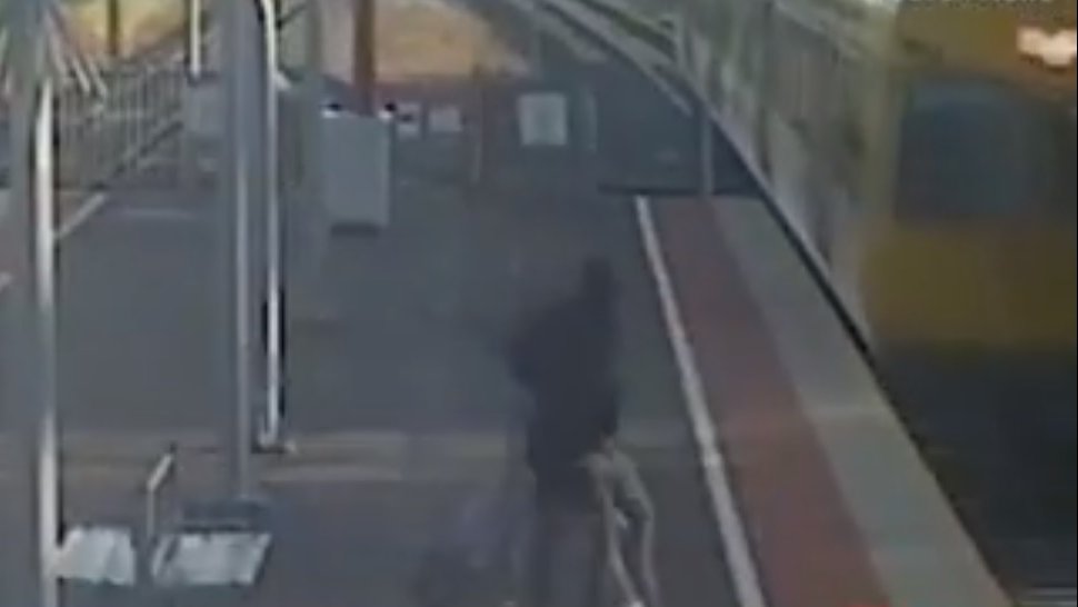Imagini șocante! Un tânăr își împinge iubita spre un tren aflat în mișcare - VIDEO