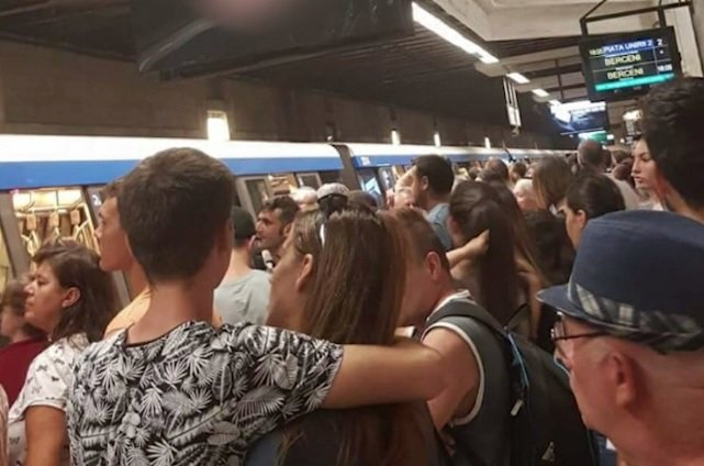 Poliția, apel la călătorii care au fost martori la incidentul din metrou. Primele imagini de la locul faptei - FOTO