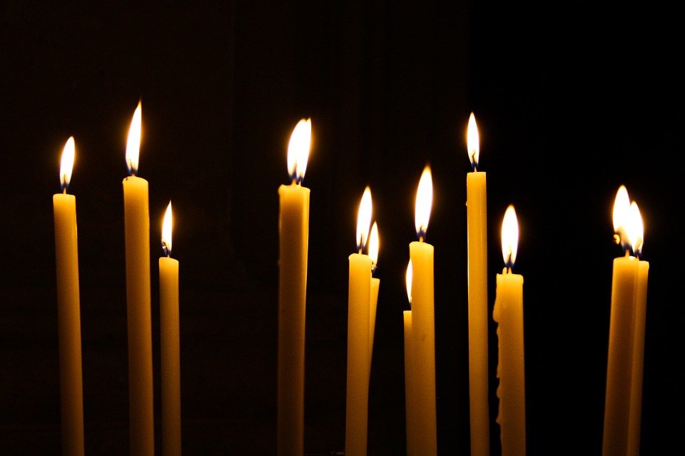 Rugăciunea lumânărilor aprinse - un miracol în Prahova