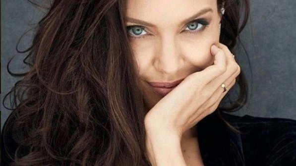 Angelina Jolie ar fi într-o relație cu un afacerist francez. Actrița ar intenționa să se mute la Paris