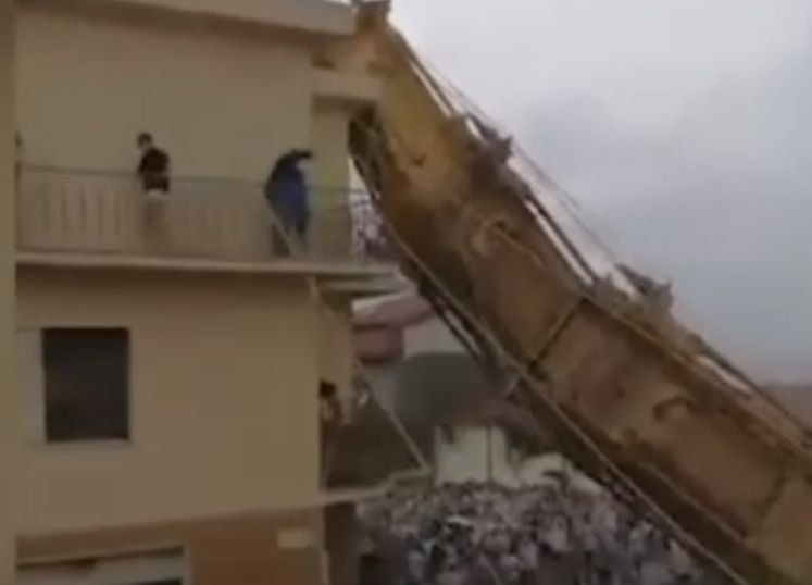 Încă un incident grav în Italia. Un turn de 25 de metri s-a prăbușit la o ceremonie dedicată Fecioarei Maria