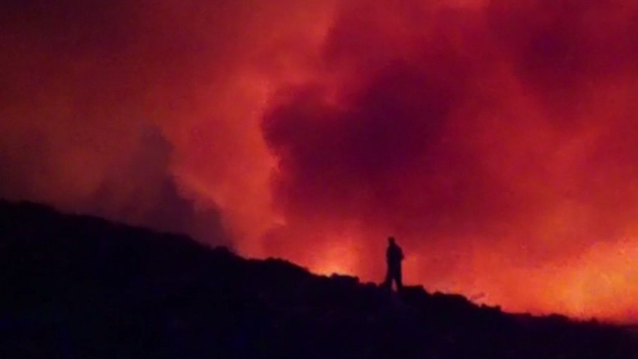 Incendiu puternic în Arad. Flăcările se întind pe 3000 de metri pătrați - VIDEO