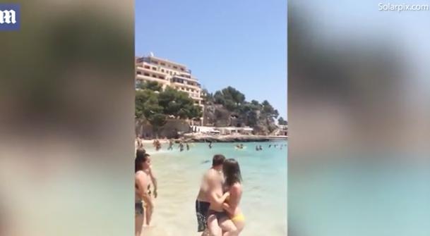 Panică la plajă! Oamenii erau în apă și când s-au uitat în spate au început să urle - Cineva a reușit să facă totuși o poză  545817