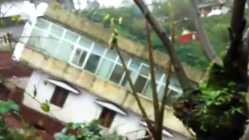 Imagini dramatice! Un bloc de locuințe în care se aflau zeci de oameni a fost luat de viitură - VIDEO