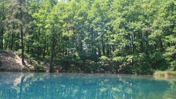 Lacul din România care îşi schimbă culoarea în funcţie de anotimp. Este unic în Europa