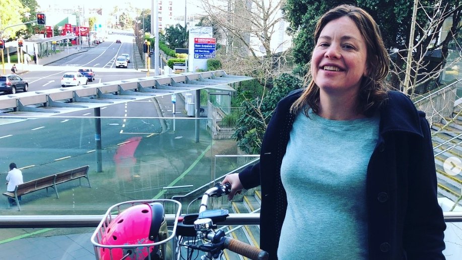 Ministrul care a mers cu bicicleta la spital pentru a naşte - FOTO