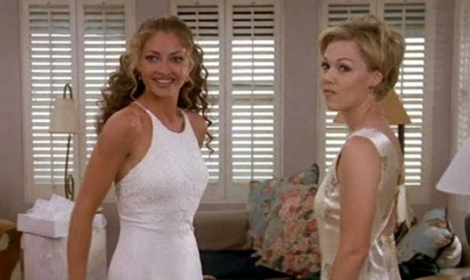 Cum arată la 47 de ani, în costum de baie, o fostă divă din ”Beverly Hills 90210” 