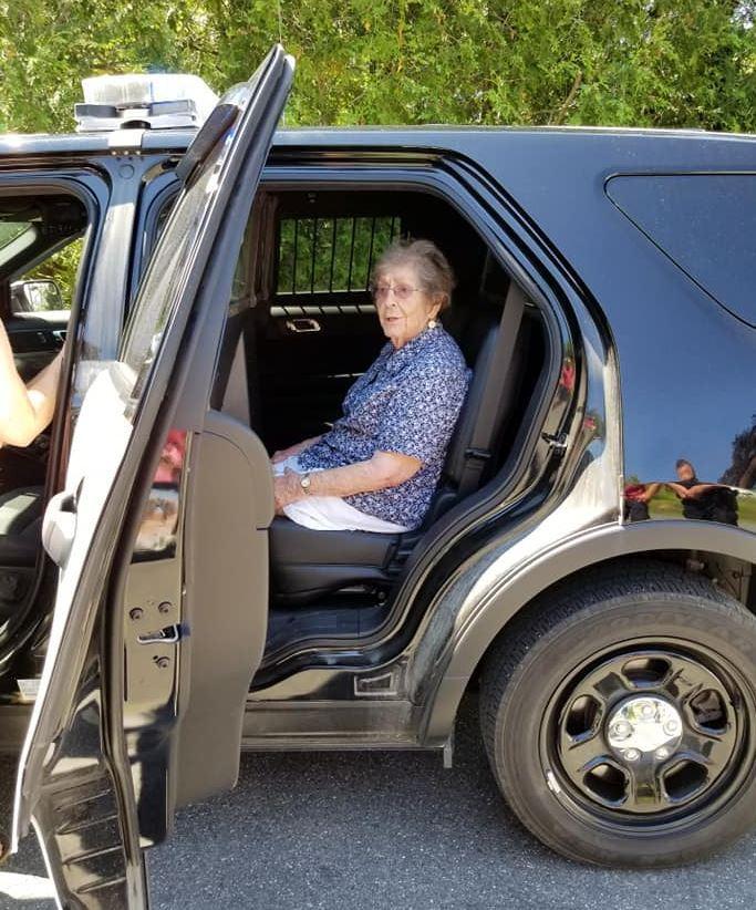 Motivul incredibil pentru care o femeie de 93 de ani a fost băgată în mașina de Poliție. „Am aranjat ca mama să fie arestată de ziua ei de naștere” 546520