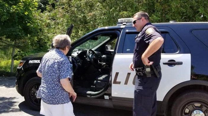 Motivul incredibil pentru care o femeie de 93 de ani a fost băgată în mașina de Poliție. „Am aranjat ca mama să fie arestată de ziua ei de naștere”