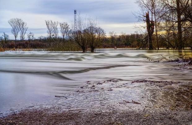 Cod galben de inundaţii în mai multe județe, sâmbătă seara