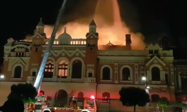 Incendiu devastator în Oradea. Câteva turnuri ale Episcopiei s-au prăbușit