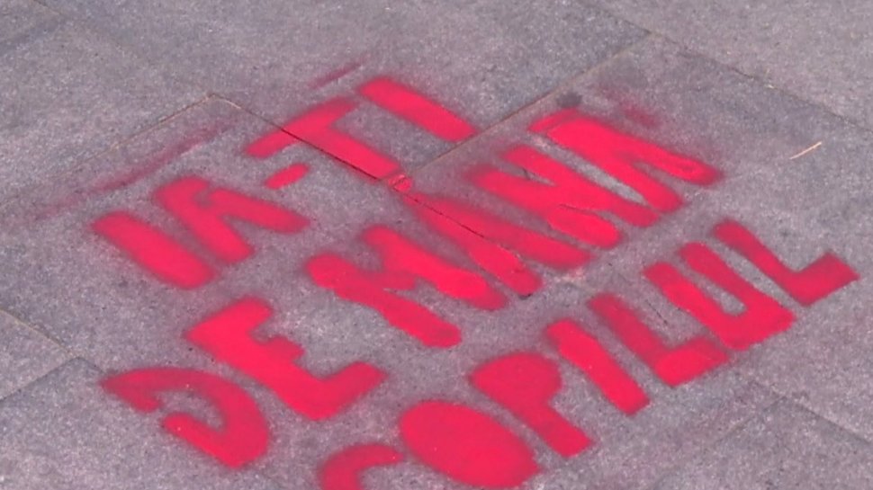 Accidentele rutiere pot fi acum prevenite! Mesaje pe asfalt pentru pietoni, în Piaţa Victoriei - VIDEO