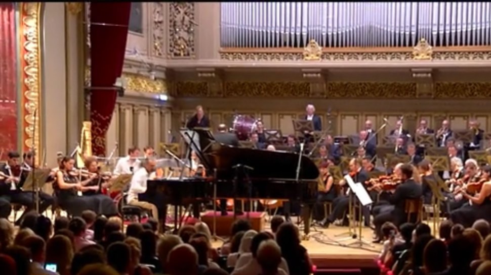 Concert memorabil pe scena Ateneului Român. Un pianist italian a încântat publicul cu improvizaţii româneşti